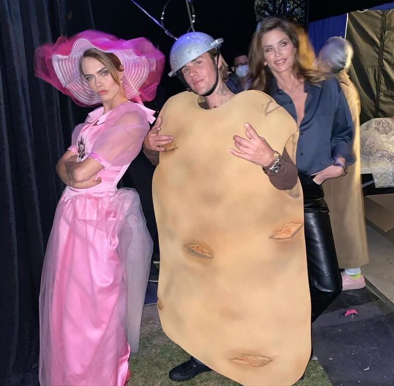 Friends Reunion Fashion show, Justin Bieber, Matt LeBlanc, Jennifer Aniston, Spudnik The Potato, Cara Delevingne, Cindy Crawford, Courteney Cox, Lisa Kudrow, Matthew Perry