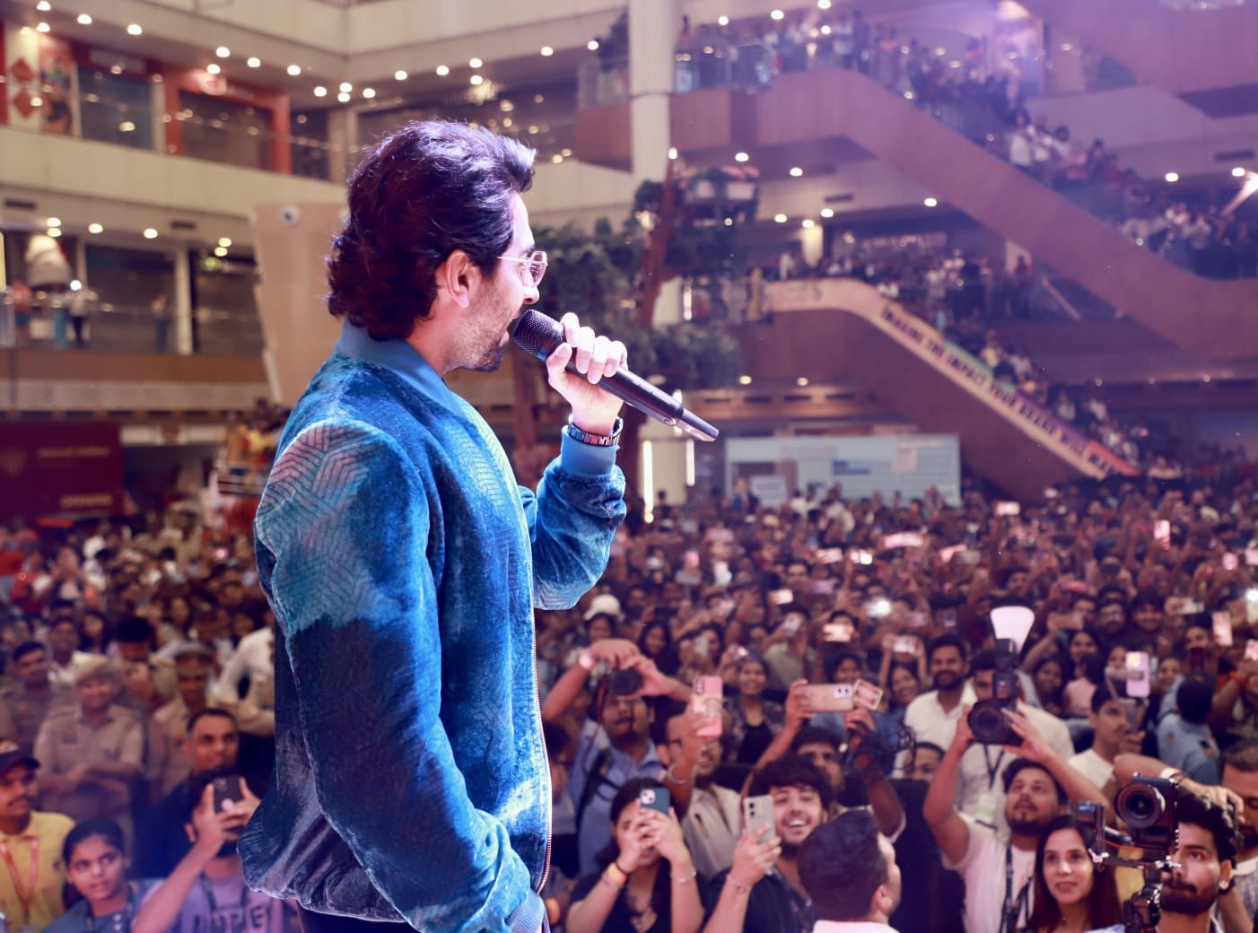 Ayushmann Khurrana, Lead Actor in Dream Girl 2, Enjoys His Time In Gaur City Mall, Enthrals Audience