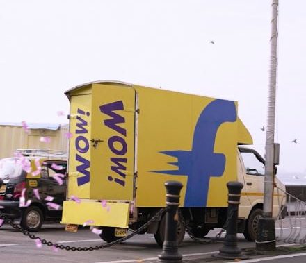 Flipkart’s Truck Accidentally Unleashes a Money Shower in Mumbai’s Streets