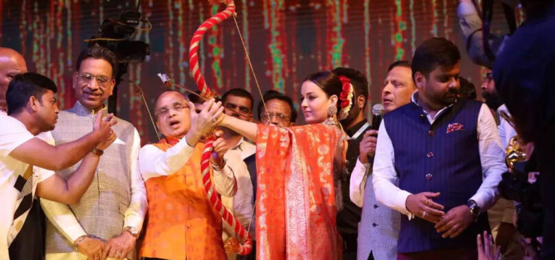 Kangana sets ablaze Ravana effigy at Ramlila