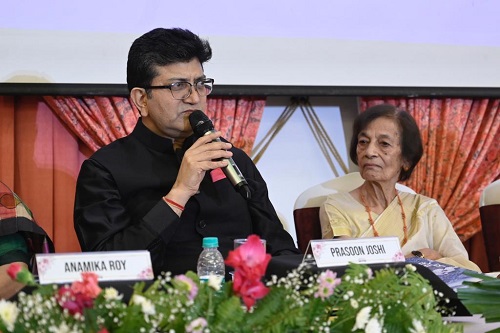 Prasoon Joshi Launches Dr. Hema Joshi’s Book ‘Do Palkon Ki Chhavn Main’