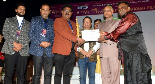 Maharashtra Governor, Ramesh Bais Presented Best Director Award to Sudheer Attavar for his Film Mrityorma at 6th MWFIFF