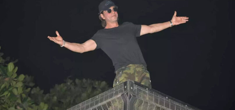 SRK greets fans outside Mannat on 58th birthday