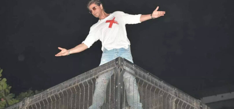 SRK greets his legion of fans outside Mannat