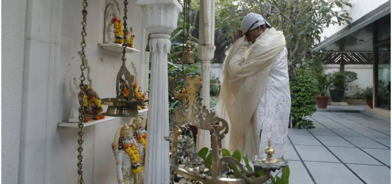 Diwali: Big B seeks blessings from the almighty