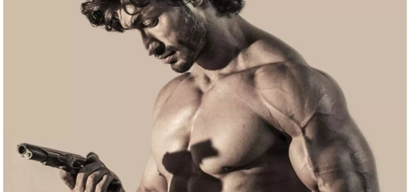 Vidyut shares a picture in birthday suit