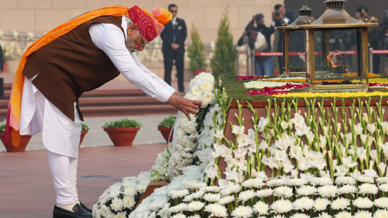 Prime Minister Narendra Modi pays tribute at the National war Memorial