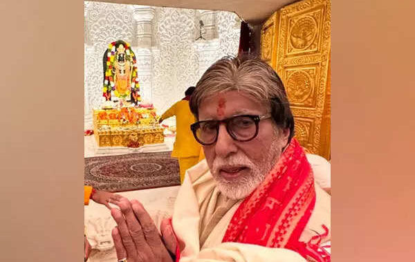 PIC: Amitabh offers prayers at Ram Mandir