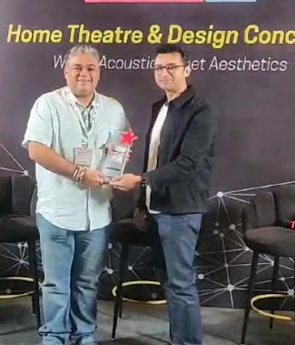 Formovie Theatre Projection Device On A Fresnel Screen Wins Best Display Award in Mumbai