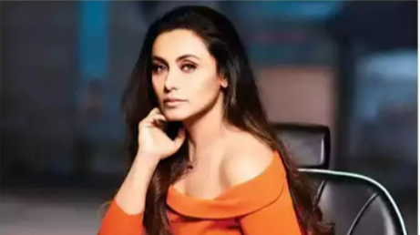 Rani Mukerji stuns at airport: Video inside