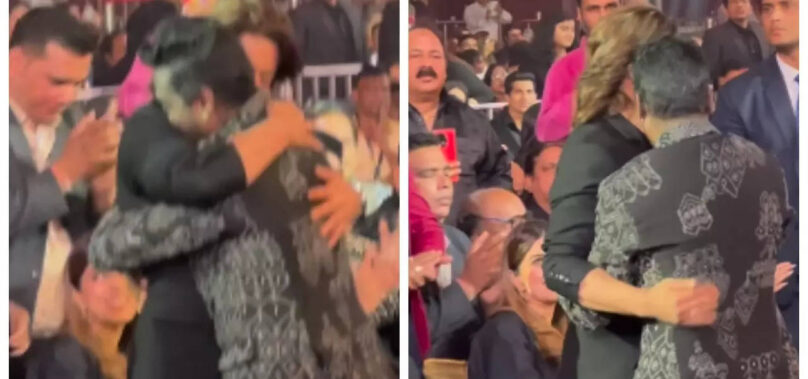 Atlee touches SRK’s feet after winning an award