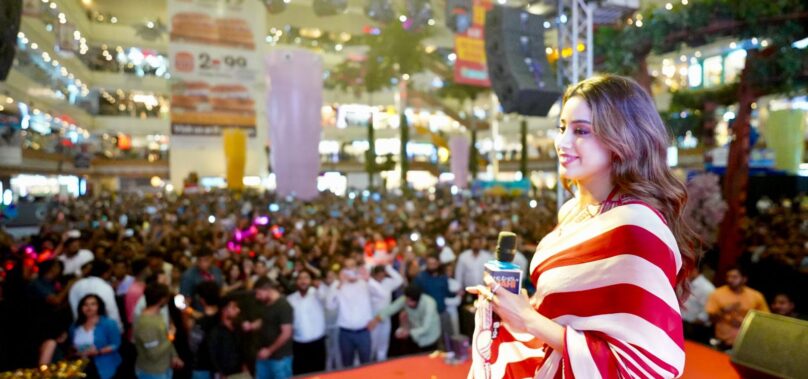 Janhvi Kapoor’s Visit to Gaur City Mall Creates Fan Frenzy