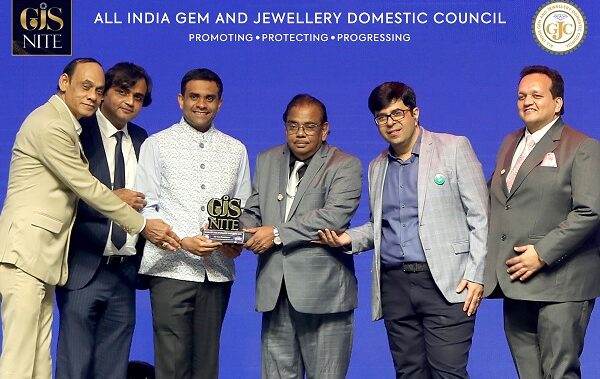 Kirtilals Director, Suraj Shantakumar Honoured as “Icon of the Jewellery Industry 2024” at GJS Nite