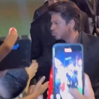 SRK sweetly calms a crying baby- watch video