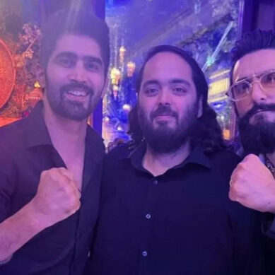 Ranveer poses with Vijender Singh and Anant Ambani