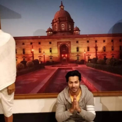 Varun Dhawan pays respect to Mahatma Gandhi