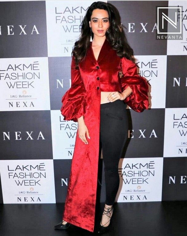 Shoundarya Sharmais found in red and black combination with balloon sleeves. She kept the jewelry minimal and her hair open to match her outfit