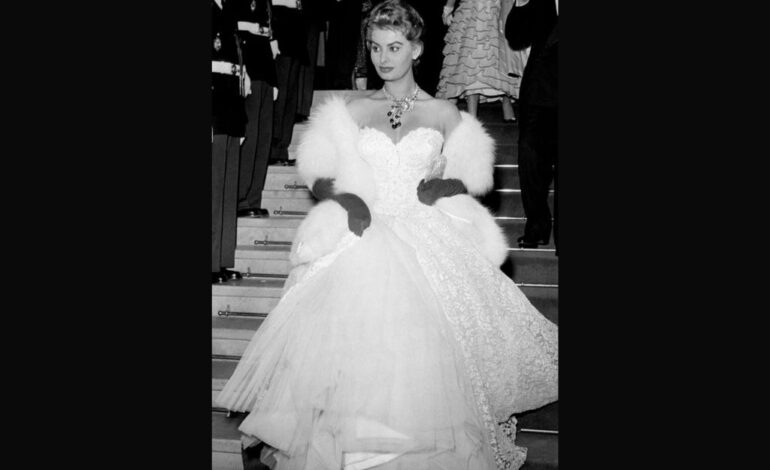  Unique Dresses Worn By Celebrities On The Red Carpet In 1950s