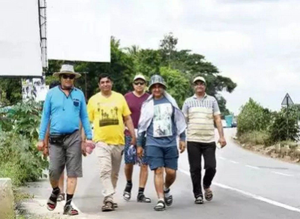 It’s-Time-To-Meet-A-Group-Of-Gujaratis-Who-Travels-From-Bengaluru-To-Mysuru-On-Foot-Every-Year-2-1024x749