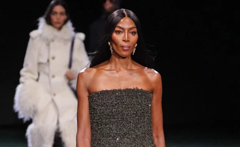  Naomi Campbell Dazzles Runway at London Fashion Week